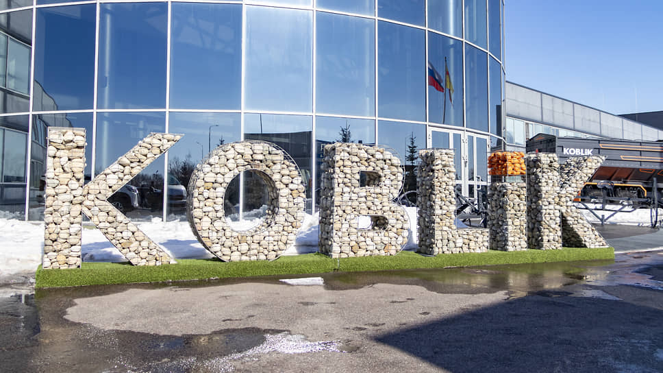 Логотип Koblik Group перед входом на завод тракторных прицепов