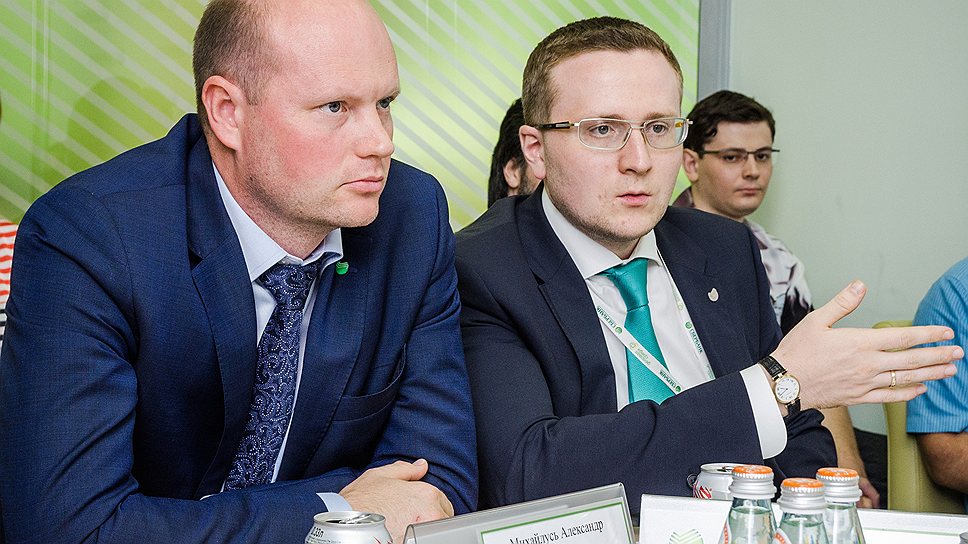 Заместитель управляющего головным отделением ЦЧБ СБ России по Воронежской области Александр Михайлусь и руководитель центра развития бизнеса «Кольцовский» Сергей Жданов. 