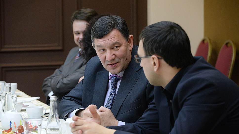 Председатель совета регионального общественного движения «За казачий Дон» Евгений Галустов (в центре) 