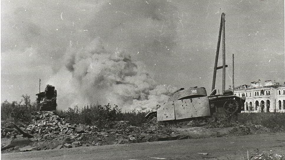 Архивное фото. Горящий танк на ст. Поныри. Июнь 1943 года