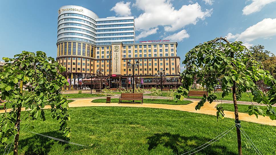 Сквер "Романовский". Воронеж, ул. Кирова. Был открыт после реконструкции в 2015 году. Под сквером находится парковка. Площадь — 2,5 тыс. кв. м.