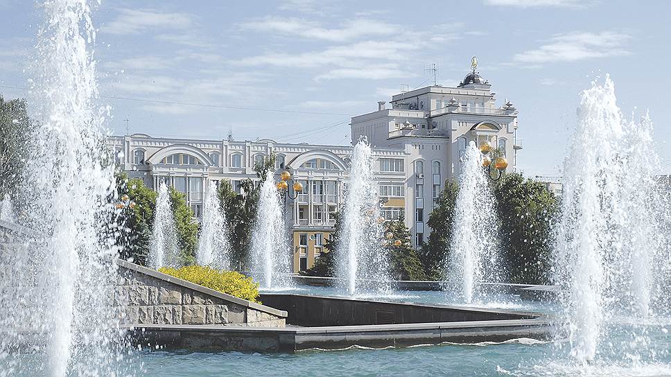 На площади Театральной горожане любят отдыхать рядом с прохладой фонтана 