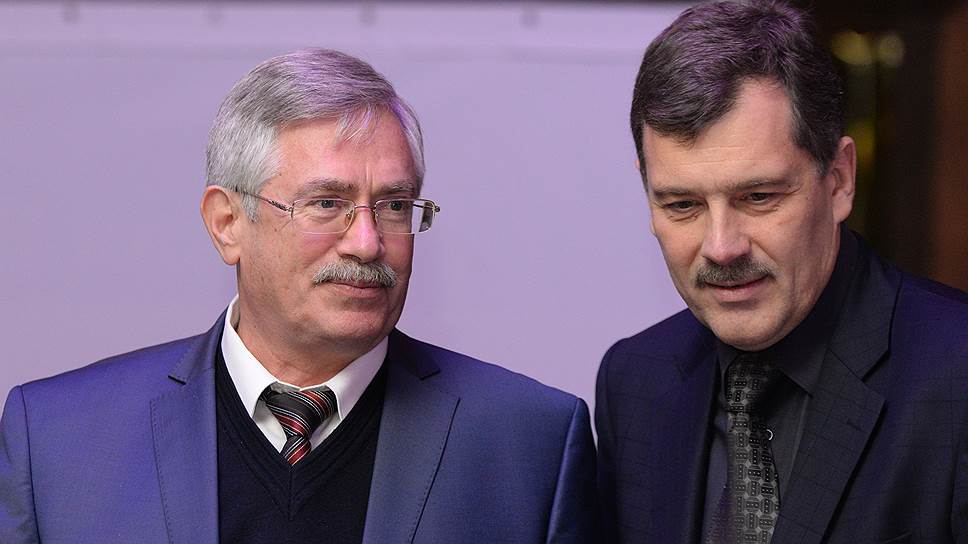 Депутат Воронежской областной думы Александр Вериковский (слева) и депутат Воронежской городской думы Константин Ашифин поздравили «Коммерсантъ» с 15-летием