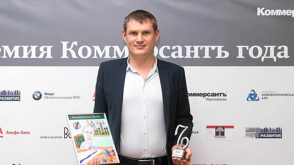 Заместитель генерального директора АО «Корпорация "ГРИНН», депутат Курской областной думы Павел Грешилов с премией в номинации «Ритейл»