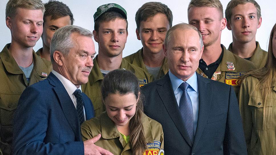  Президент России Владимир Путин (второй справа) и губернатор Белгородской области Евгений Савченко (второй слева) на встрече с членами студенческого стройотряда в июле 2017 года. 