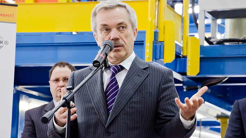 На заводе "Белпанель" перед запуском новой автоматизированной линии по изготовлению огнестойких стеновых и кровельных сэндвич-панелей. Апрель 2012 года 