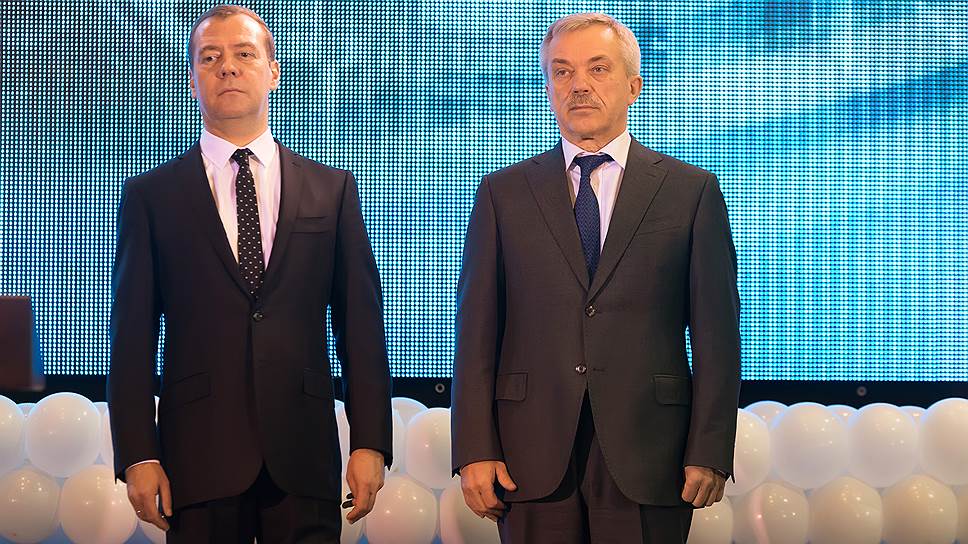 Председатель Правительства РФ Дмитрий Медведев (слева) и губернатор Белгородской области Евгений Савченко во время церемонии открытия Фабрики окомкования Стойленского ГОКа. Ноябрь 2016 года 