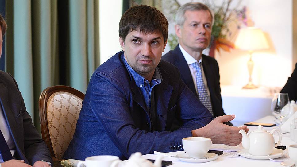 Сергей Гончаров «У нас на левом берегу существуют 16-этажные дома, те же чешки, в непосредственной близости которых запрашивается высотность не 50, а 30 м, то есть на уровень ниже. В итоге ограничение три этажа»