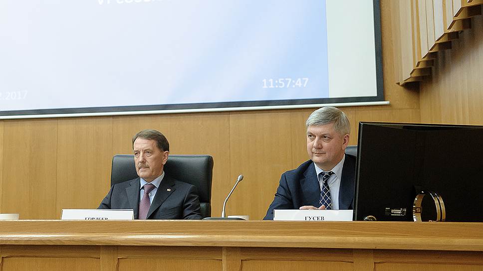 2017. Полпред президента в ЦФО Алексей Гордеев (слева) и врио губернатора Воронежской области Александр Гусев во время заседания областной думы