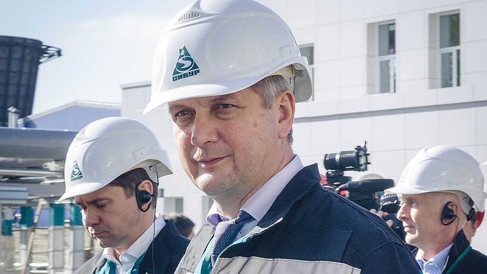 2012. Первый заместитель губернатора Воронежской области Александр Гусев (в центре) на дочернем предприятии холдинга СИБУР ОАО «Воронежсинтезкаучук»