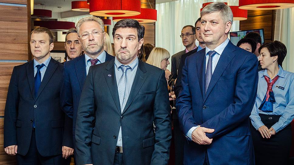2013. Председатель совета директоров группы «Спортмастер» Дмитрий Дойхен (третий слева) и управляющий ГК «Основа» Александр Калтыков (в центре) и мэр Воронежа Александр Гусев (справа) на открытии отеля Hampton by Hilton