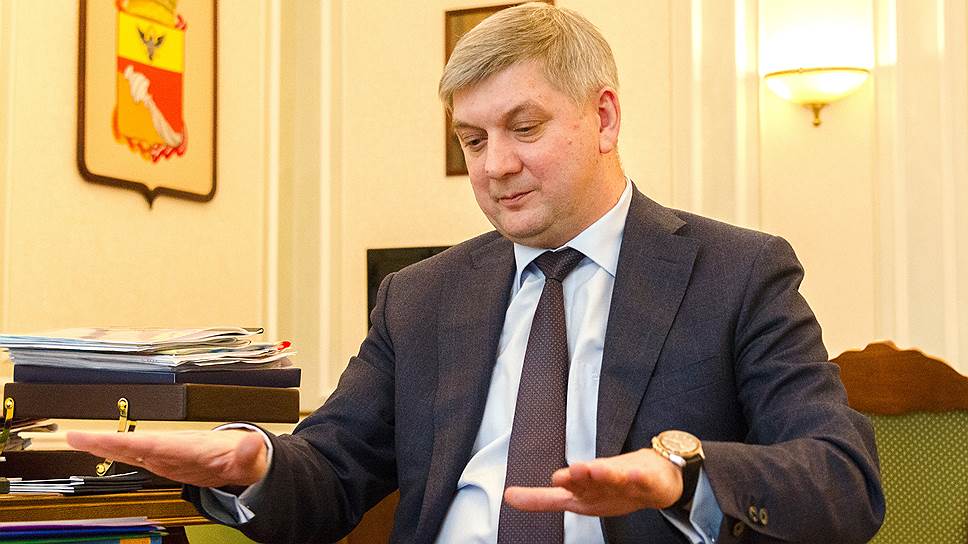 2013. Мэр города Воронеж Александр Гусев во время интервью в своем рабочем кабинете