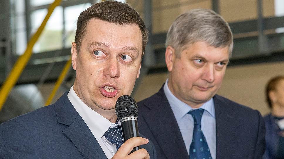 2014. Директор «РВК-Воронеж» Сергей Журавлев (слева) и мэр Воронежа Александр Гусев во время визита на водоподъемную станцию компании