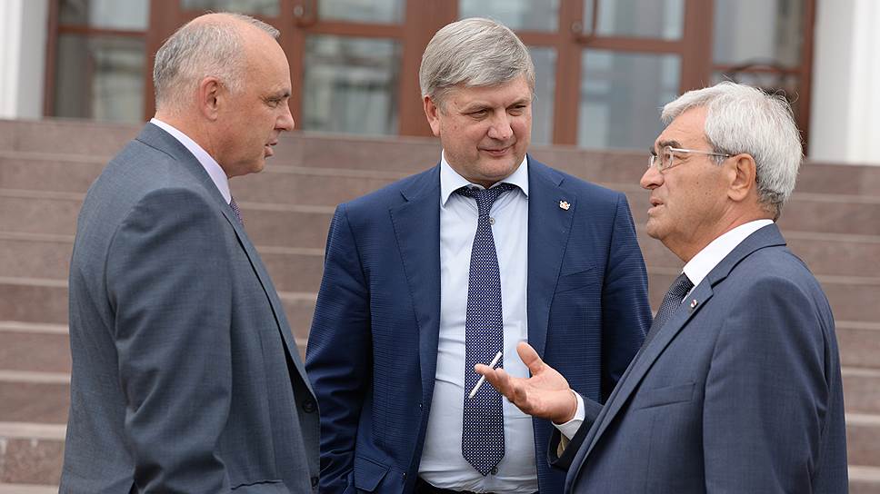 2015. Мэр Воронежа Александр Гусев (в центре) и глава Липецка Михаил Гулевский (справа) на конгрессе муниципальных образований в Тамбовской областной думе