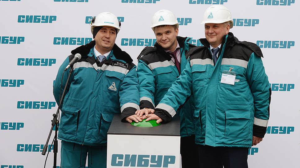 2016. Запуск новой печи обжига Воронежском подразделении компании «Сибур» АО «Воронежсинтезкаучук». Слева направо: гендиректор АО «Воронежсинтезкаучук» Марат Фаляхов, заместитель председателя правительства Воронежской области Артем Верховцев, мэр Воронежа Александр Гусев