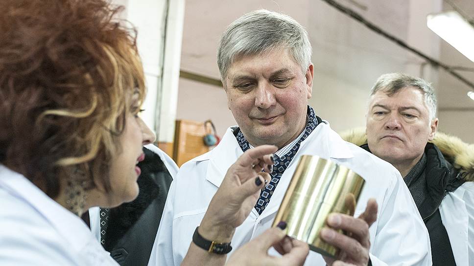2018. Врио губернатора Воронежской области Александр Гусев (в центре) и врио вице-губернатора региона Виктор Логвинов во время посещения Борисоглебского мясоконсервного комбината