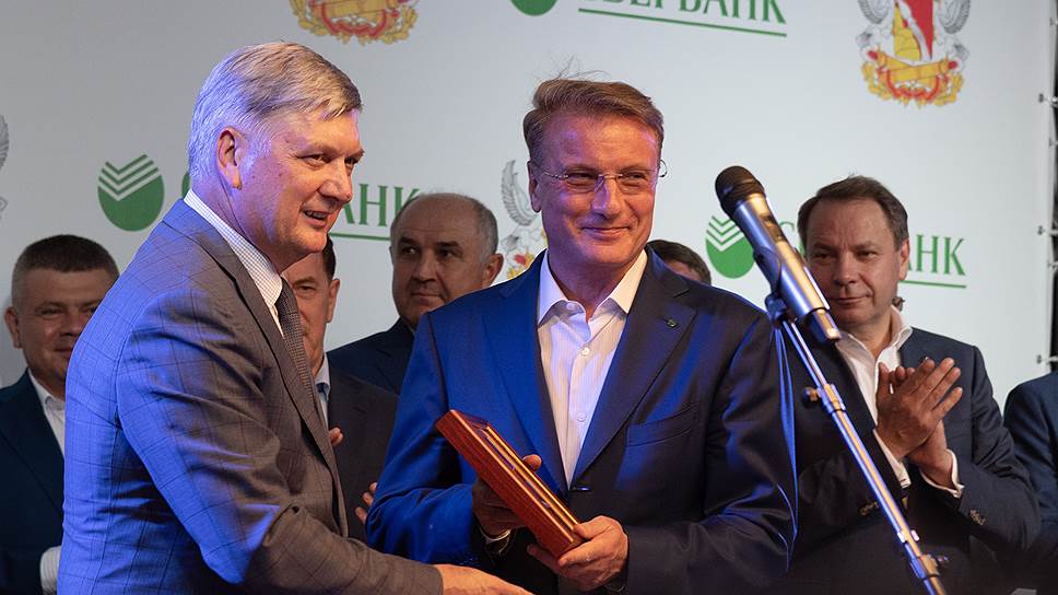 2018. Церемония открытия фонтанов на Советской площади Воронежа. Врио губернатора Воронежской области Александр Гусев (слева) и руководитель Сбербанка Герман Греф