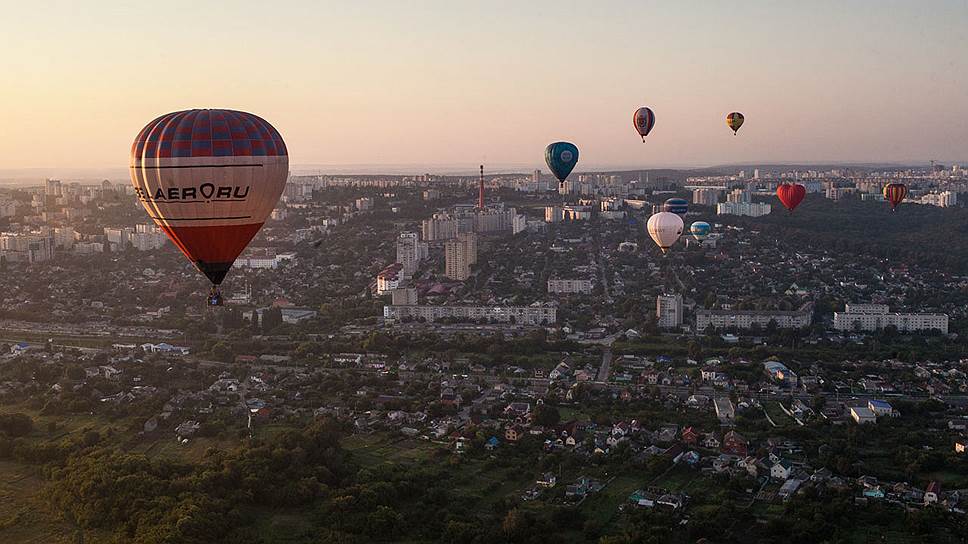 В День города аэростаты полетели над Белгородом. Стартовали они в районе ботанического сада БелГУ, проплыли над Харьковской горой, лыжероллерной трассой «Олимпия» и приземлились в районе поселка Разумное.