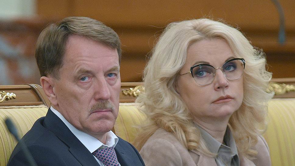 «Думаю, что твердого выхода на экономический подъем пока нет, но динамика позитивная сохраняется» Октябрь 2018-го. Заместители председателя правительства России Алексей Гордеев (слева) и Татьяна Голикова (справа) перед началом заседания