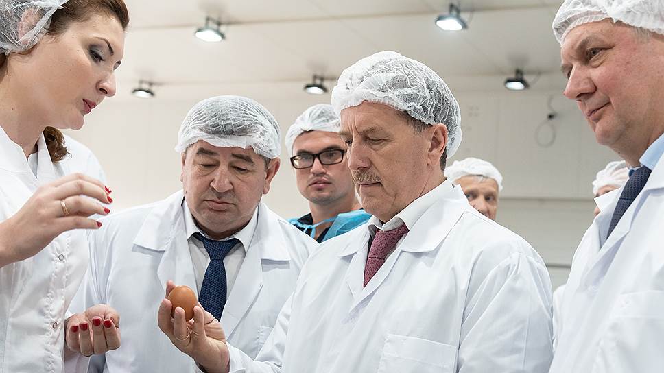 «Мы не должны строить планы исходя из цен на нефть. Обидно, когда такая земля, как у нас, не может сама себя обеспечить какими-то ресурсами» Июль 2018-го. Заместитель председателя правительства РФ Алексей Гордеев (в центре) и врио губернатора Воронежской области Александр Гусев (справа) во время посещения птицефабрики.
