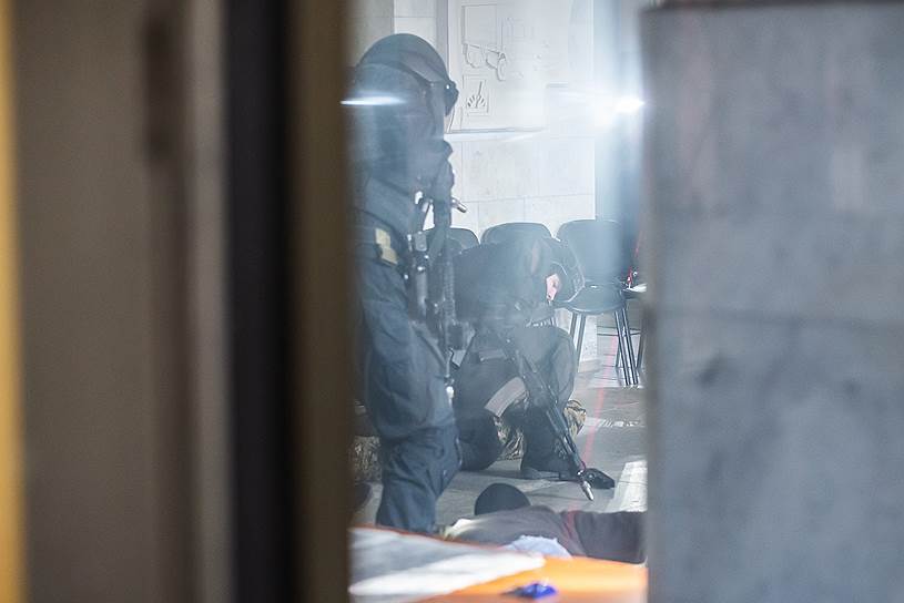 В проведенном антитеррористическом мероприятии было задействовано порядка 250 единиц специальной и военной техники, более 1,5 тыс. военнослужащих и гражданского персонала 