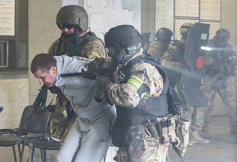 Совместные учения сил ФСБ, МВД, Росгвардии и МЧС — освобождение захваченного террористами здания ГИБДД 