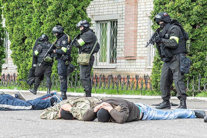 Совместные учения сил ФСБ, МВД, Росгвардии и МЧС — освобождение захваченного террористами здания ГИБДД 