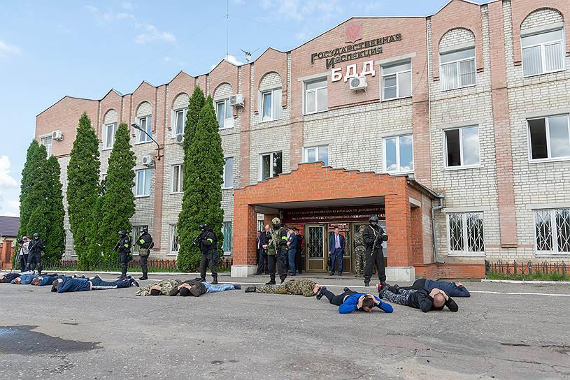 Совместные учения сил ФСБ, МВД, Росгвардии и МЧС — освобождение захваченного террористами здания ГИБДД 