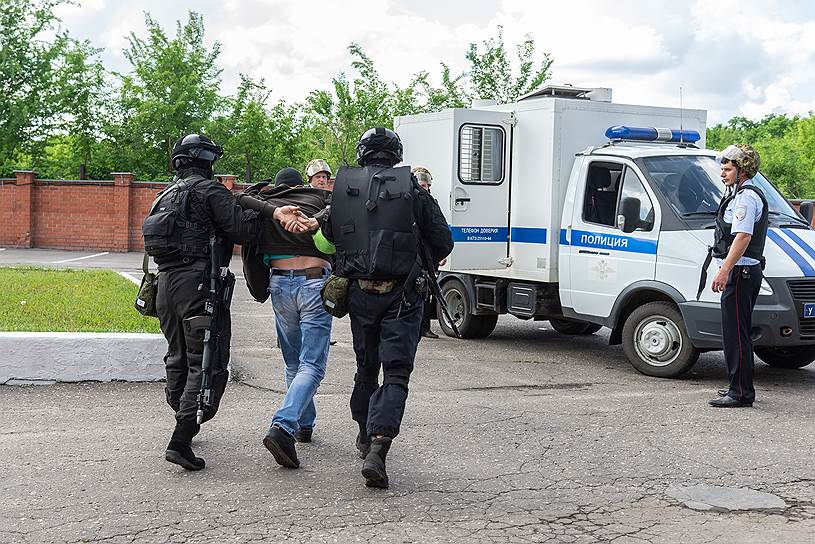 Совместные учения сил ФСБ, МВД, Росгвардии и МЧС — освобождение захваченного террористами здания ГИБДД 