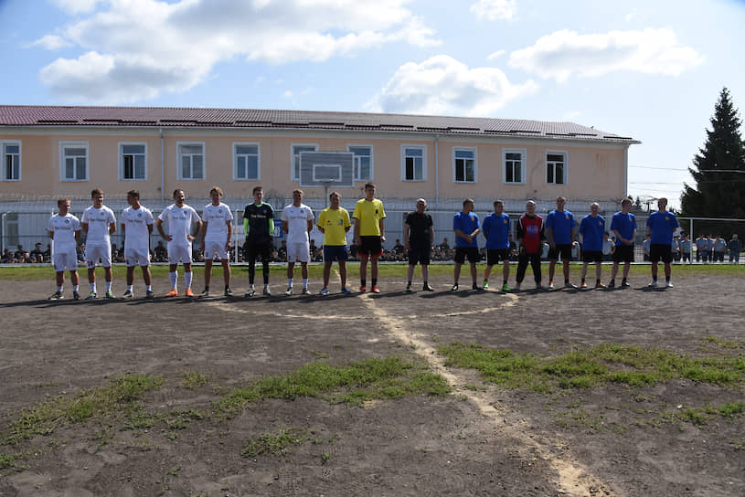 Поле представляло собой плоскую насыпь из чернозема, размещенную на фундаменте снесенного барака и обнесенную забором из сетки-рабицы. По периметру поля даже успела вырасти и сохраниться редкая трава