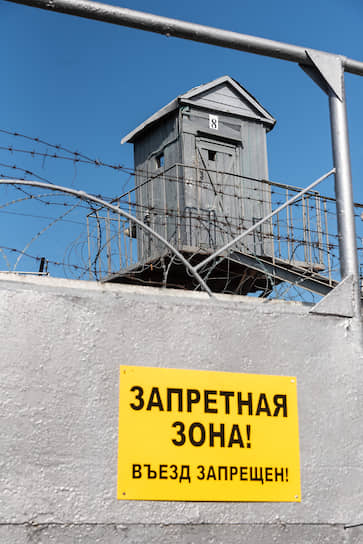 Чуть правее них была еще и вышка с автоматчиком