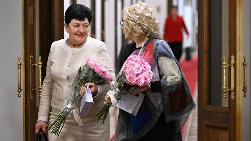 Ольга Германова (слева), депутат Государственной Думы Федерального Собрания Российской Федерации VIII созыва, член комитета Государственной думы по культуре, перед началом пленарного заседания Государственной думы России. Избрана по одномандатному избирательному округу №110 (Курская область) и представляет регион в федеральном парламенте