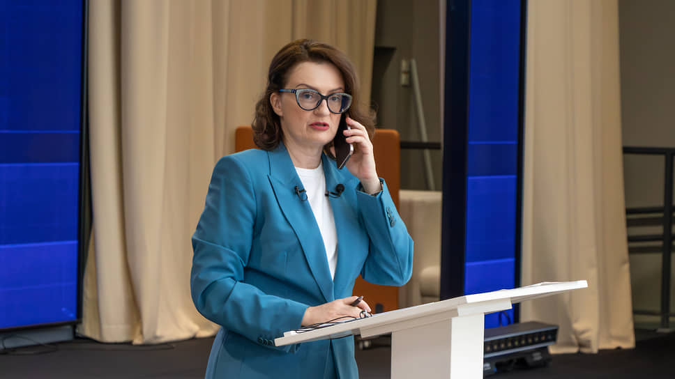 Оксана Тарантова, министр общественных коммуникаций Белгородской области, во время пресс-конференции губернатора Белгородской области Вячеслава Гладкова