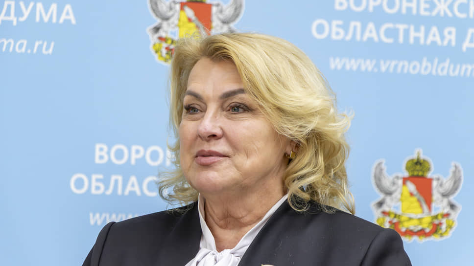 Людмила Ипполитова, председатель комитета по труду, социальной защите населения и делам ветеранов Воронежской областной Думы, во время восьмого заседания Воронежской областной Думы