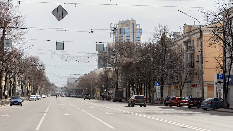 Впредь лица старше 65 лет, а также граждане с рядом хронических заболеваний «обязаны соблюдать режим» самоизоляции «до особого распоряжения». На фото — пустая Плехановская улица