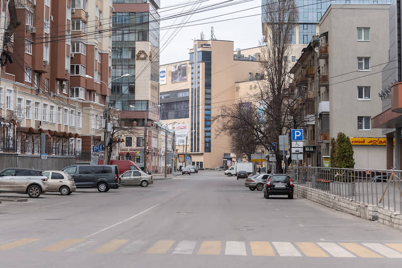 Помимо торгово-развлекательных центров до особого распоряжения прекращают работу супермаркеты, аутлет-центры, ярмарки, рынки, за исключением мест продажи продуктов питания и товаров первой необходимости. На фото — пустая улица Куколкина в центре города