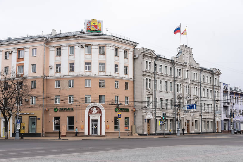 Исполнительные органы государственной власти частично продолжают работу, но многие их сотрудники выполняют должноснтные обязанности из дома. На фото — мэрия Воронежа во время карантина коронавируса COVID-19