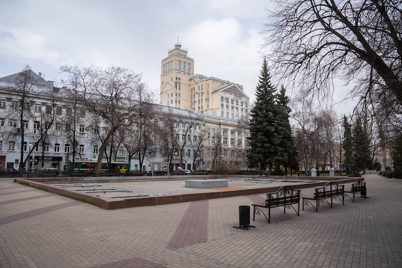 Передвижение на личном транспорте разрешено до торговых объектов, работы, для «помощи близким, которым нужен уход и медпомощь». Въезд и выезд в регион не закрываются. Общественный транспорт и такси продолжат работу, но автобусы значительно увеличат интервалы работы. На фото — Кольцовский сквер в Воронеже во время карантина коронавируса COVID-19