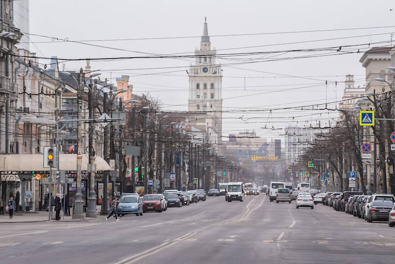Кроме того, до особого распоряжения закрываются гостиницы, отели, хостелы, салоны красоты и другие подобные объекты. На фото — главная улица Воронежа, проспект Революции во время карантина коронавируса COVID-19