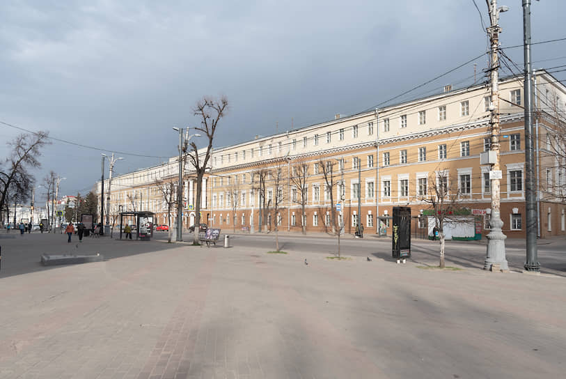 В Воронежской области запрещается сдача в аренду жилых помещений и закрываются гостиницы. Исключение — заезд по служебной командировке. На фото — проспект Революции в Воронеже во время карантина коронавируса COVID-19