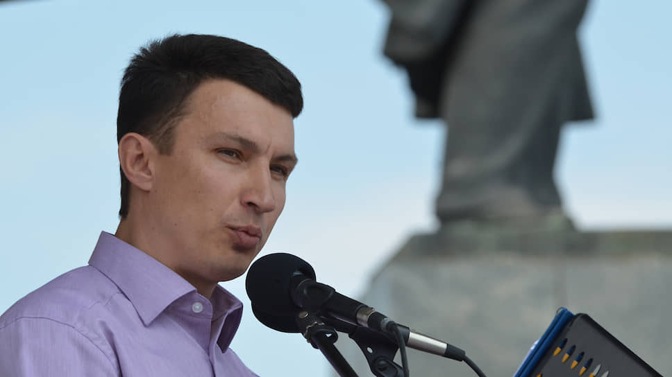 С первого года фестиваль тесно связывал себя с творчеством Андрея Платонова, в честь которого и был назван. В программе обязательно появляются спектакли по произведениям писателя, также традицией стали «Платоновские чтения», на которых воронежцы и гости города читают отрывки из произведений. На фото основатель мебельной ГК «Ангстрем» Геннадий Чернушкин на «Платоновских чтениях» в 2012 году 