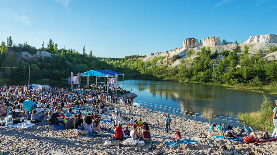 В 2015 году «Музыка мира» была представлена еще одним форматом — однодневным опен-эйром в спорткомплексе «Белый колодец», расположенном в нескольких километрах от Воронежа. Это событие традиционно становится одним из самых посещаемых 