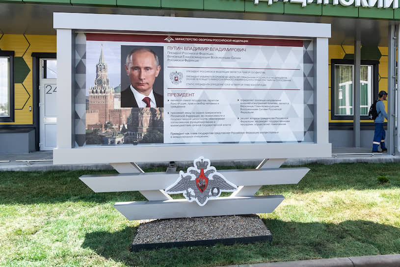 Строительство центра стало возможным благодаря президенту Владимиру Путину. Во время апрельского видеосовещания губернатор Александр Гусев попросил софинасировать строительство новой инфекционной больницы за 2,5 млрд руб., а глава государства предложил быстровозводимый проект Минобороны, обошедшийся в 1,1 млрд руб. 
