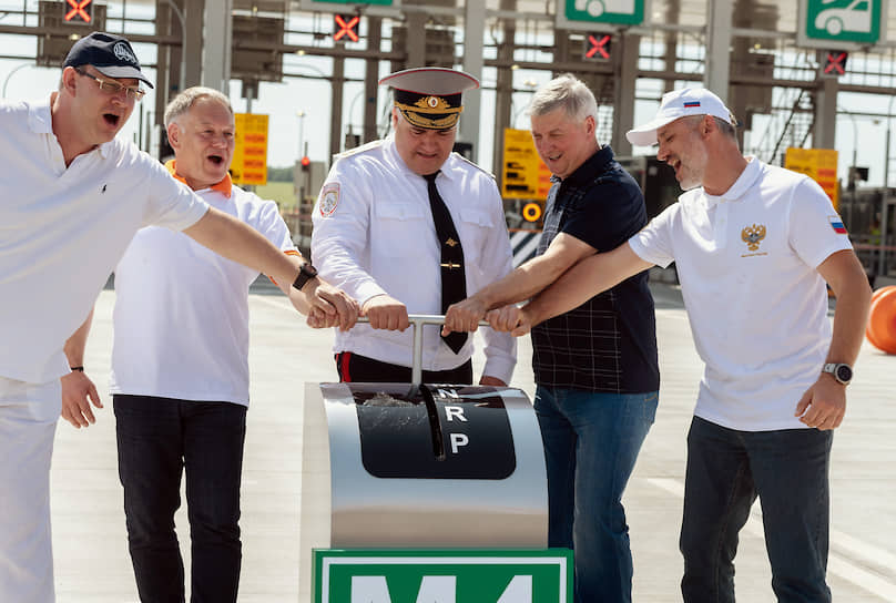 В Воронежской области открыли новый платный участок трассы М4 «Дон» в обход села Лосево и города Павловск. Гендиректор ООО «Трансстроймеханизация» Владимир Монастырев, председатель правления ГК «Автодор» Вячеслав Петушенко, начальник Главного управления по обеспечению безопасности дорожного движения (ГУОБДД) МВД России Михаил Черников, губернатор Воронежской области Александр Гусев и министр транспорта РФ Евгений Дитрих во время церемонии 