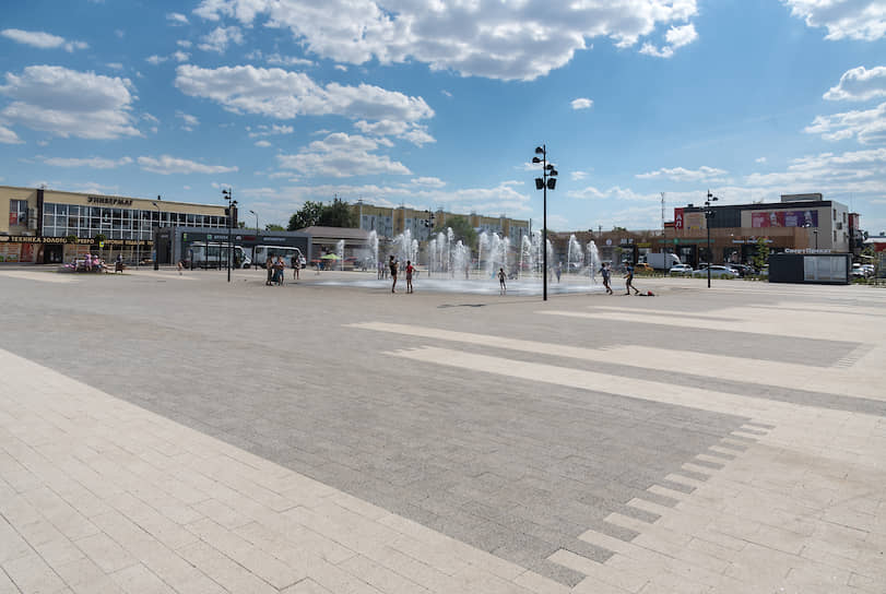 В рамках проекта на площади появились антивандальные лавочки, плитка, элементы озеленения, ливневая канализация, сухой фонтан и капсула времени 