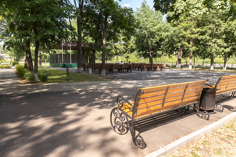 В «Молодежном» отреставрировали сцену, вырубили часть старых деревьев, тротуарные дорожки выложили плиткой, провели освещение, оборудовали детские и спортивные площадки, велодорожки, благоустроили цветники и газоны. 