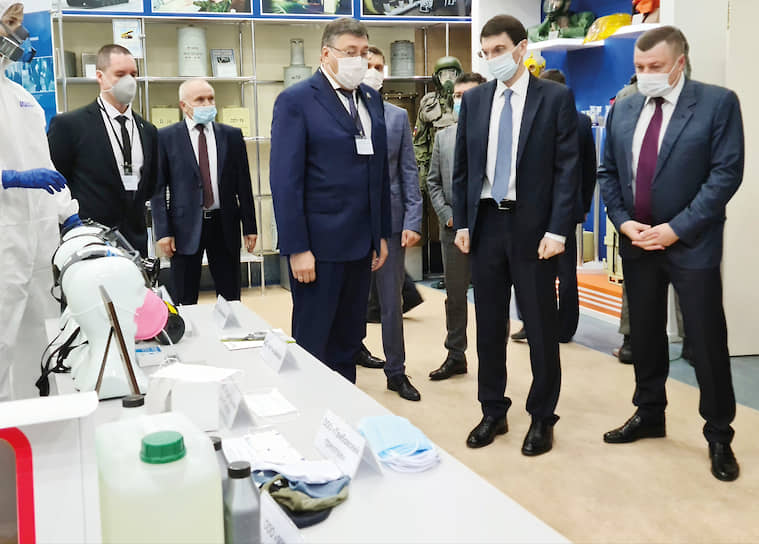Губернатор Тамбовской области Александр Никитин и полпред президента РФ в ЦФО Игорь Щёголев осматривают выставку продукции в АО «Корпорация «Росхимзащита»