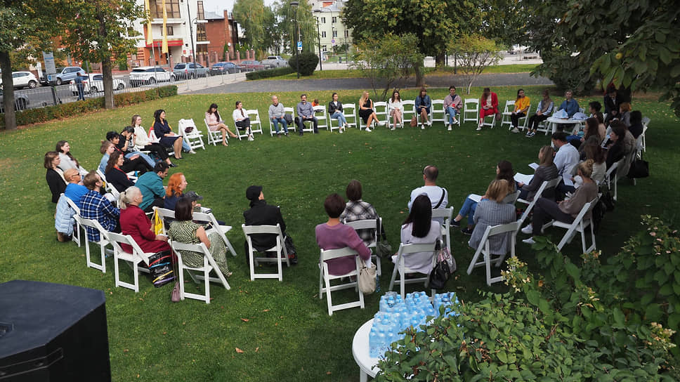 Единственным уличным мероприятием осталась традиционная книжная ярмарка. В рамках литературной программы фестиваля также прошли несколько встреч с писателями и издателями и, конечно, эстафета-чтение произведений Андрея Платонова (на фото)