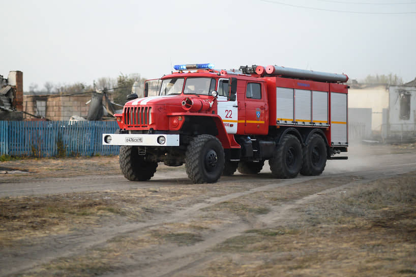 Несколько зданий возле асфальта огонь не тронул.  