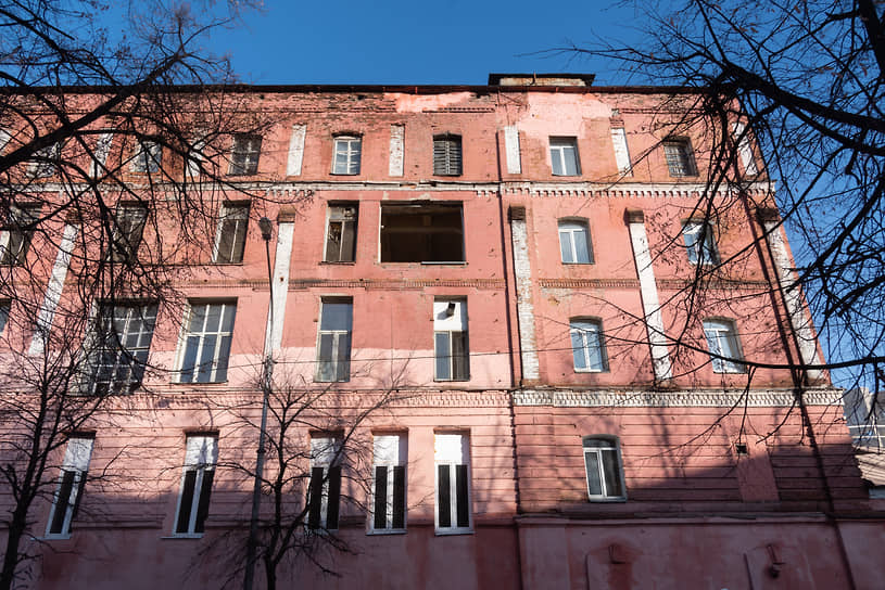 Управление, призванное следить за сохранностью ОКН, по словам господина Гусева, «почему-то заняло позицию формального участника: запустило длительную процедуру по рассмотрению вопроса о включении объекта в реестр и на этом успокоилось».